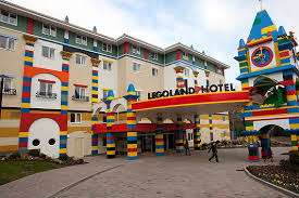 Hotel Lego Facade.jpg De Jours, Quatregeek